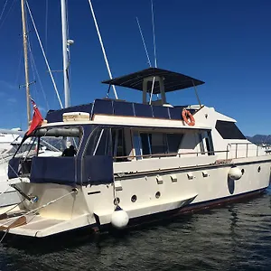 Botel Blue Iii Yacht, Àrbatax